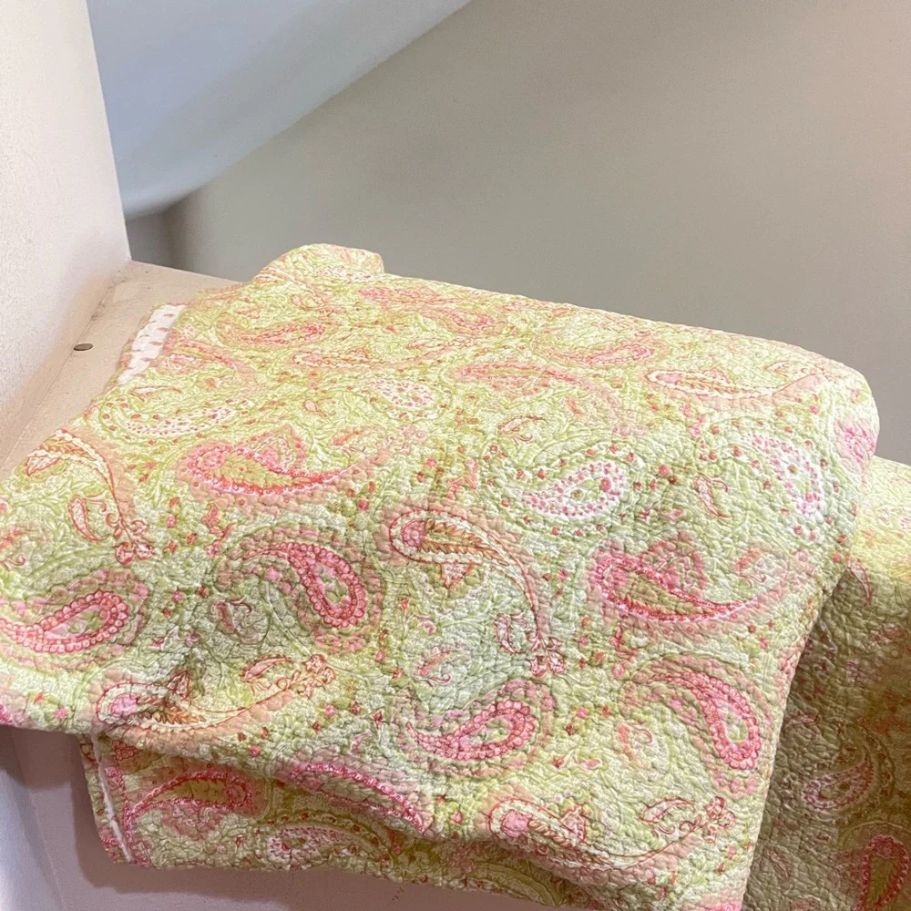 VNTG cotton Green & Pink paisley quilted twin size blanket Set with three sham